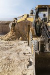excavadora-pesada-excavar-luz-diurna.jpg
